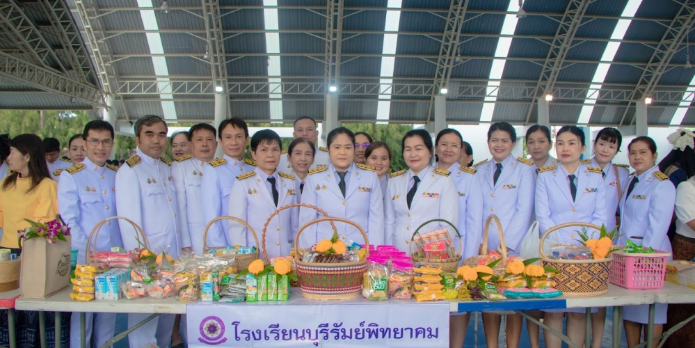 พิธีสวดพระพุทธมนต์และพิธีทำบุญตักบาตรถวายพระราชกุศล และพิธีวางพวงมาลาและถวายราชสดุดี เนื่องในรัฐพิธีวันคล้ายวันสวรรคต 